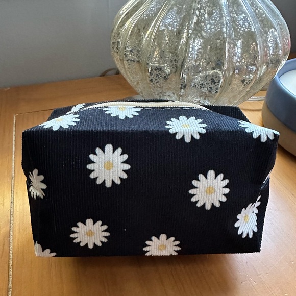 NWOT Daisy Makeup Cosmetic Bag - Picture 3 of 4